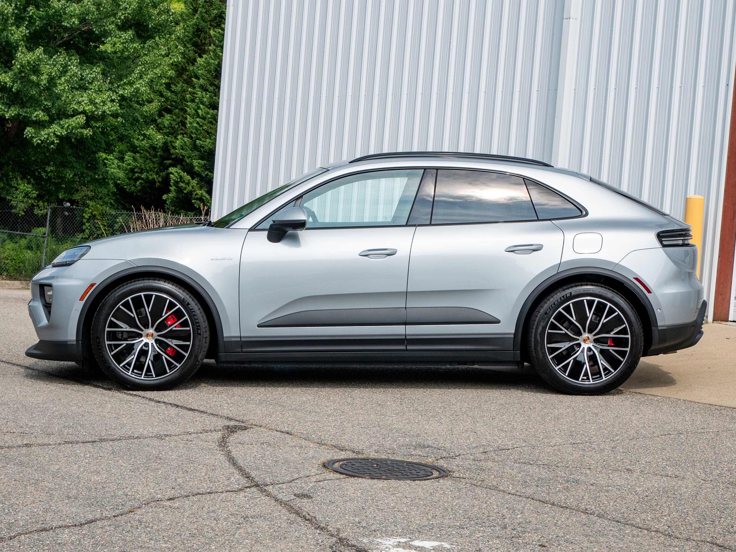 2025 Porsche Macan Electric photo 2