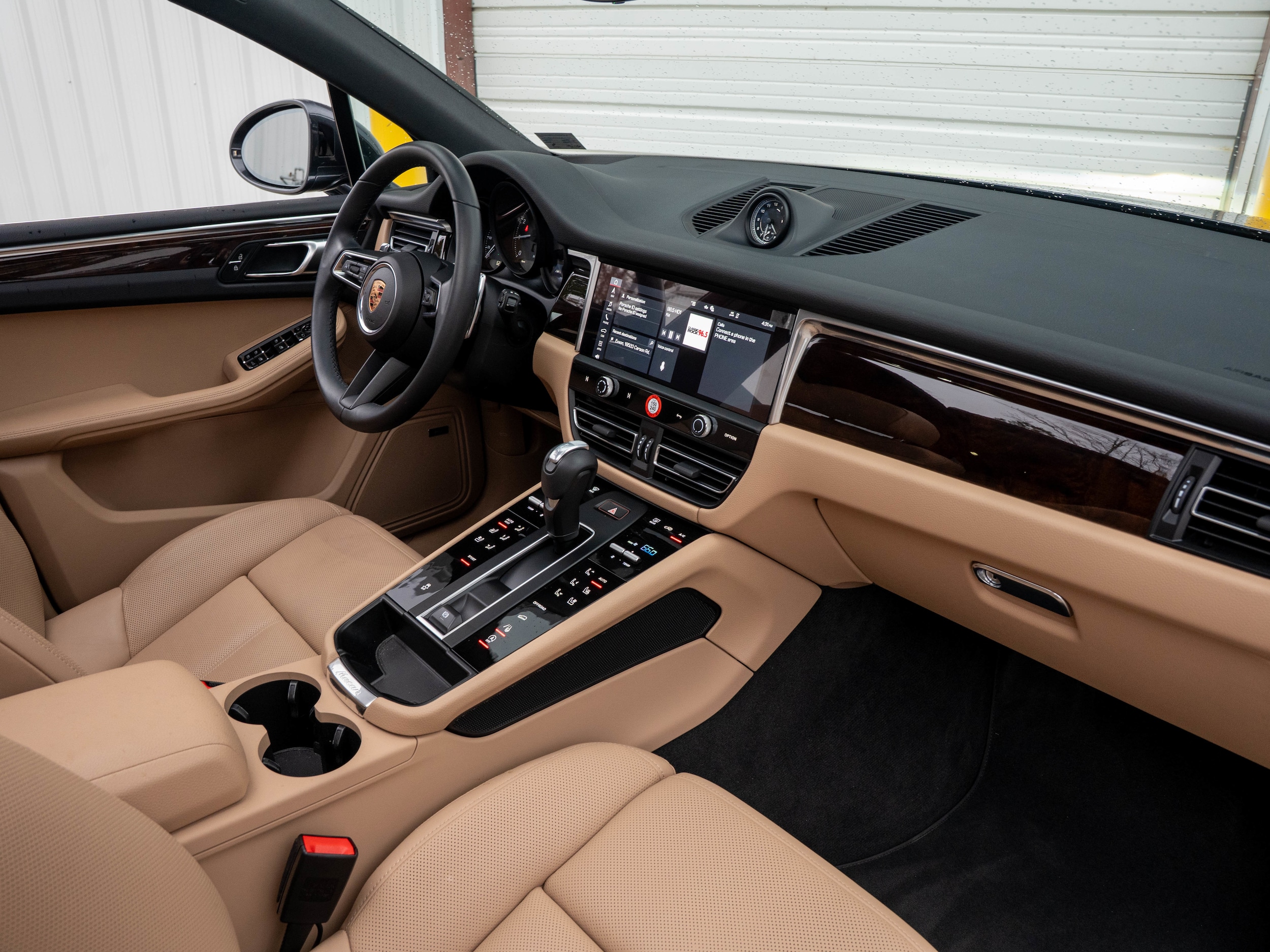 2025 Porsche Macan - Photo 30