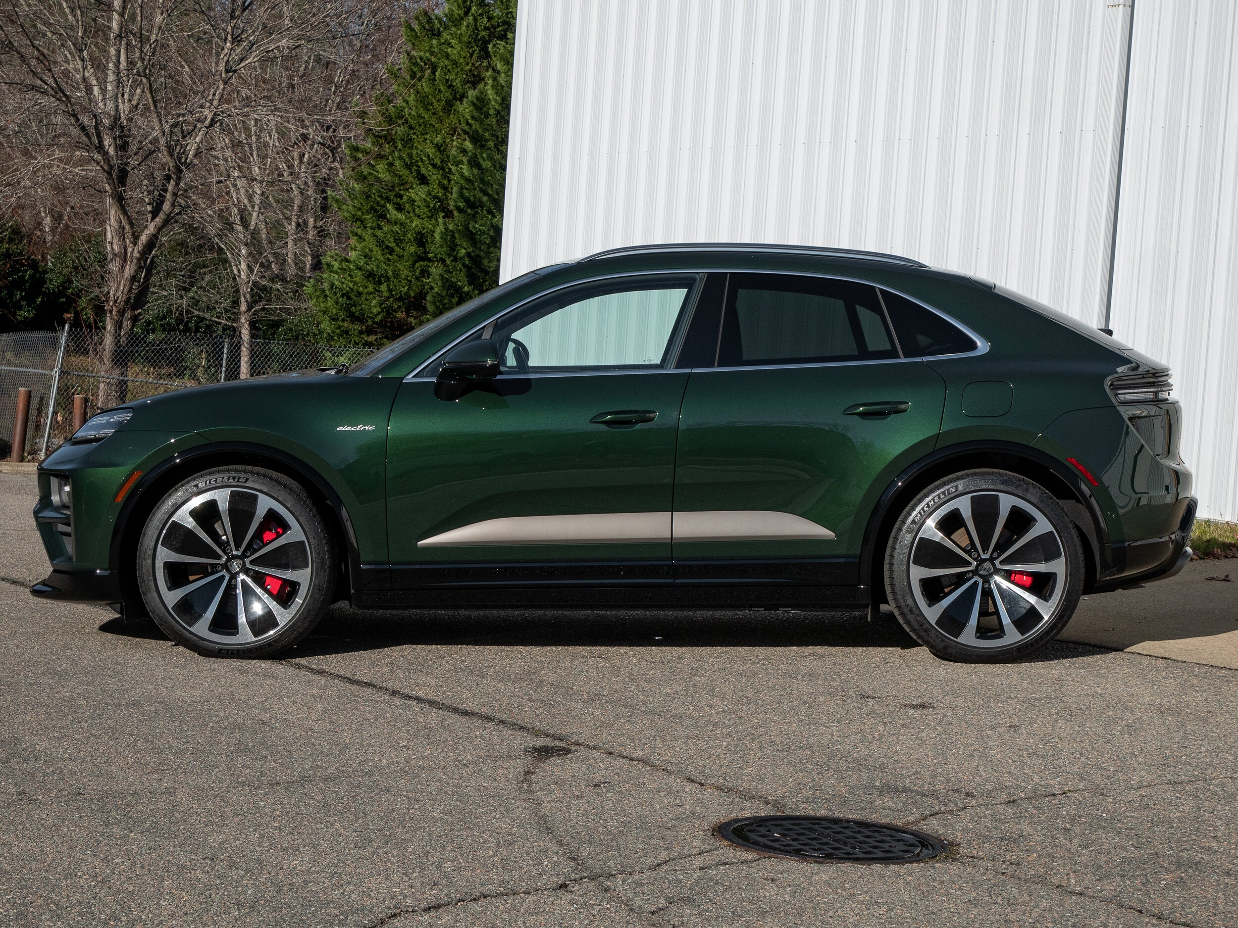 2024 Porsche Macan Turbo Electric photo 2