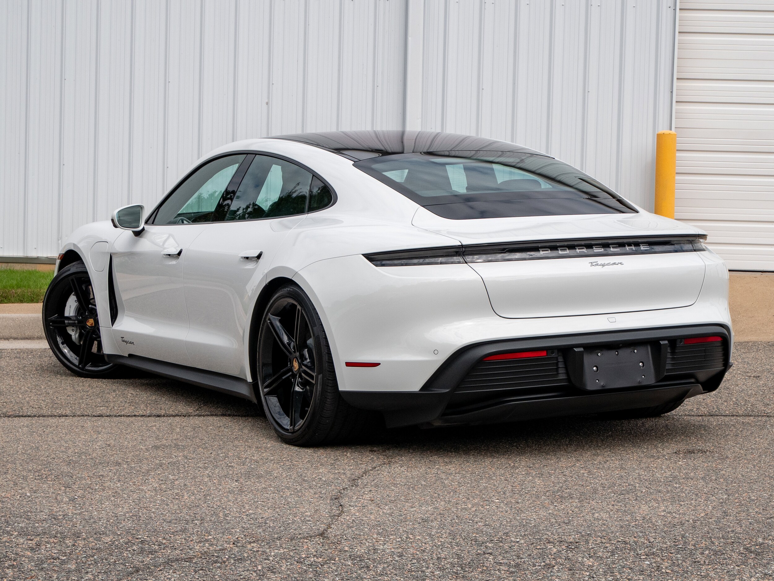 2022 Porsche Taycan photo 2