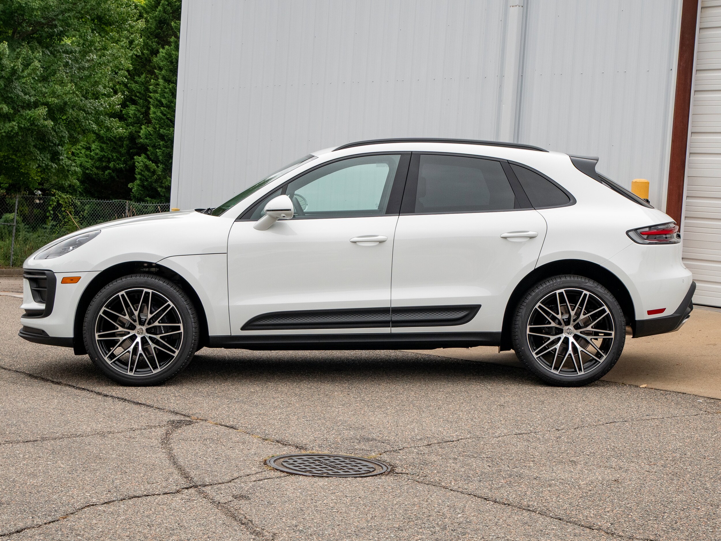 2026 Porsche Macan T photo 2