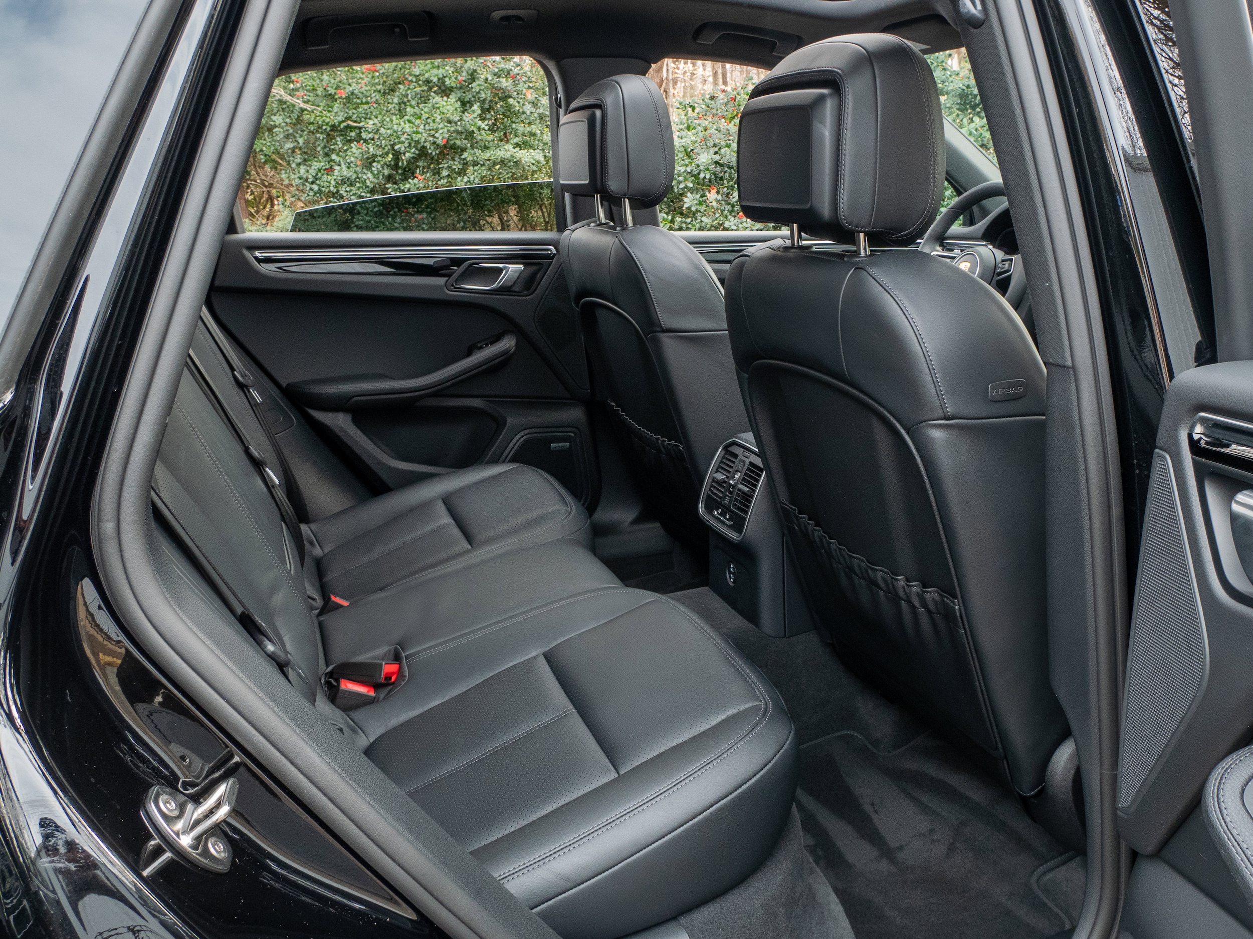 2025 Porsche Macan - Photo 36
