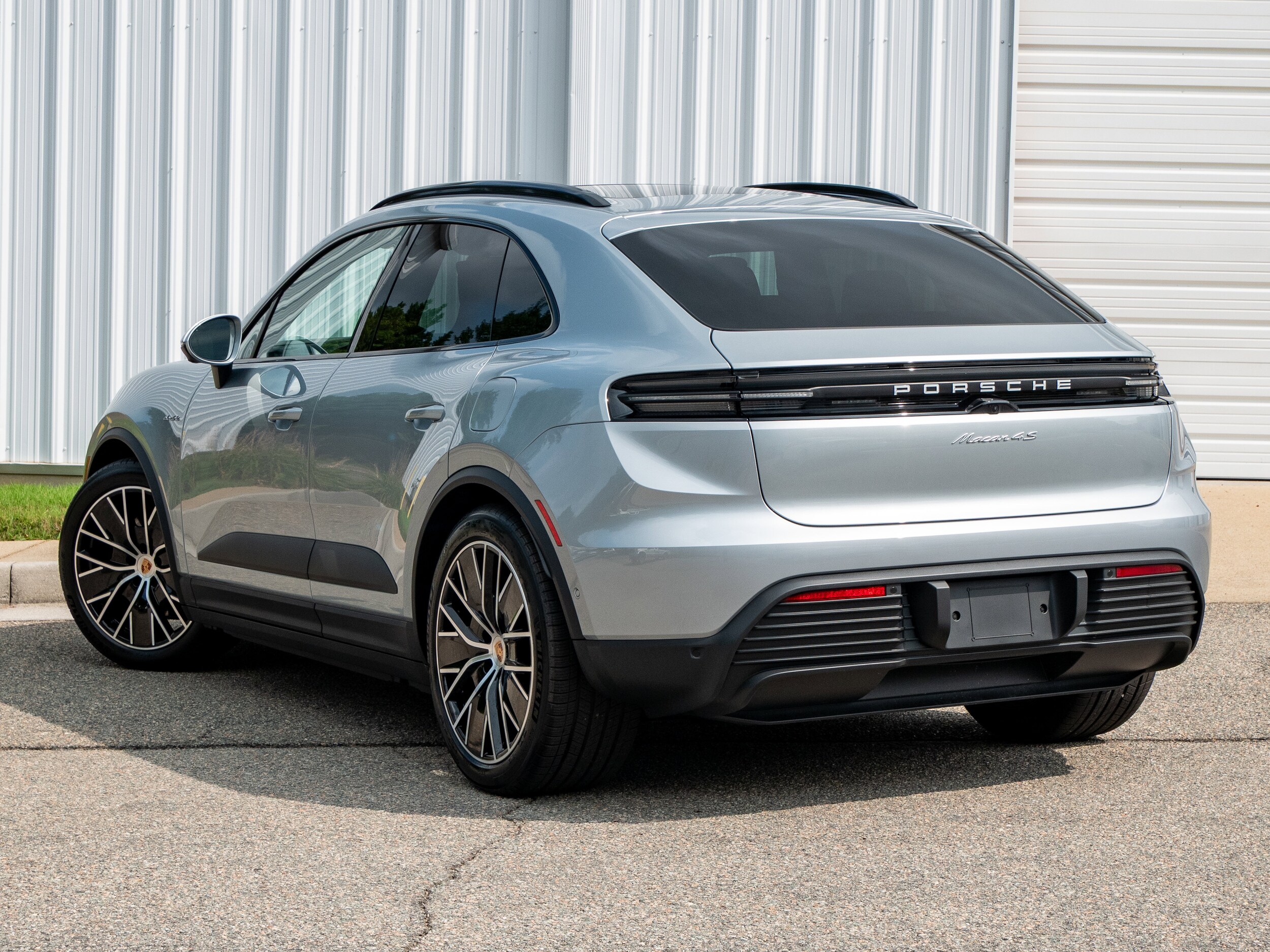 2025 Porsche Macan Electric photo 3