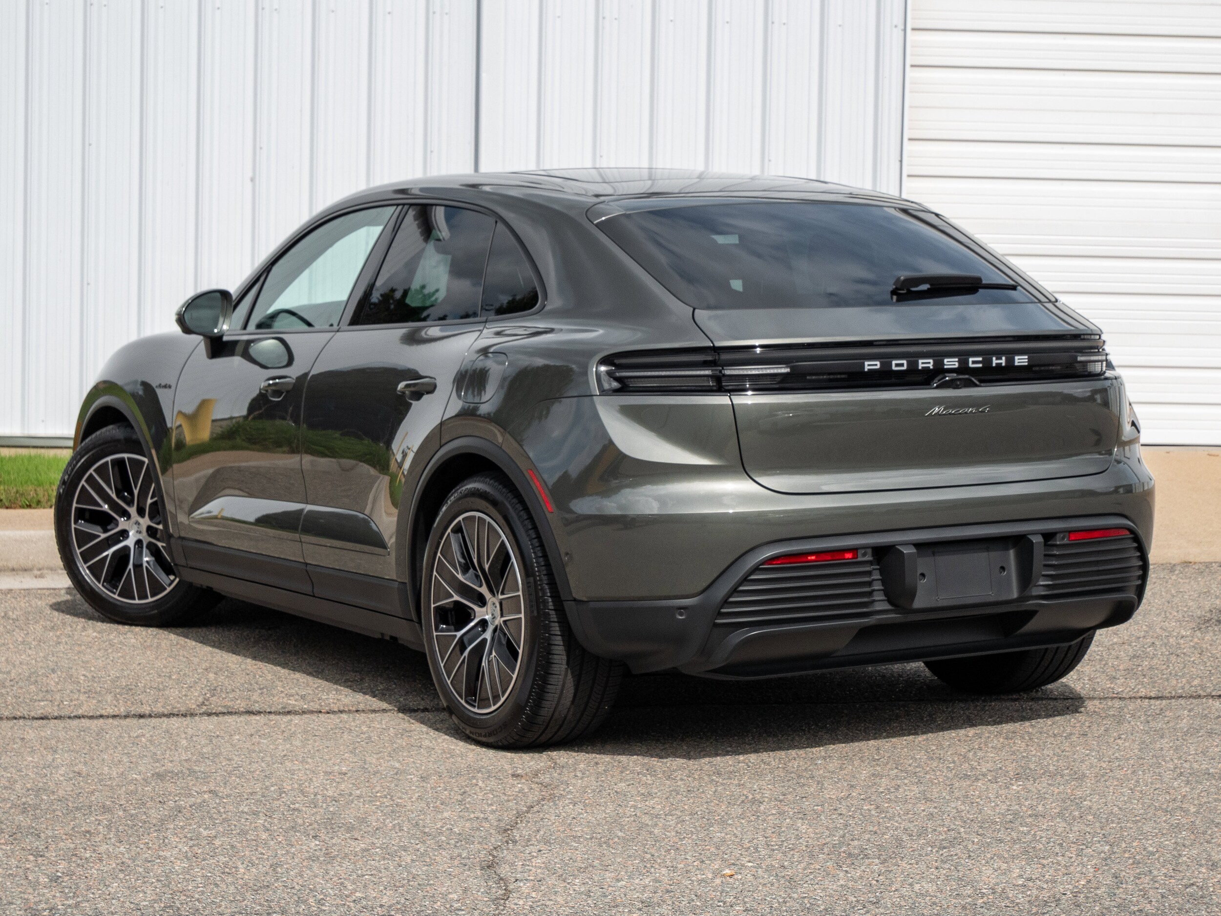 2025 Porsche Macan 4 Electric photo 2
