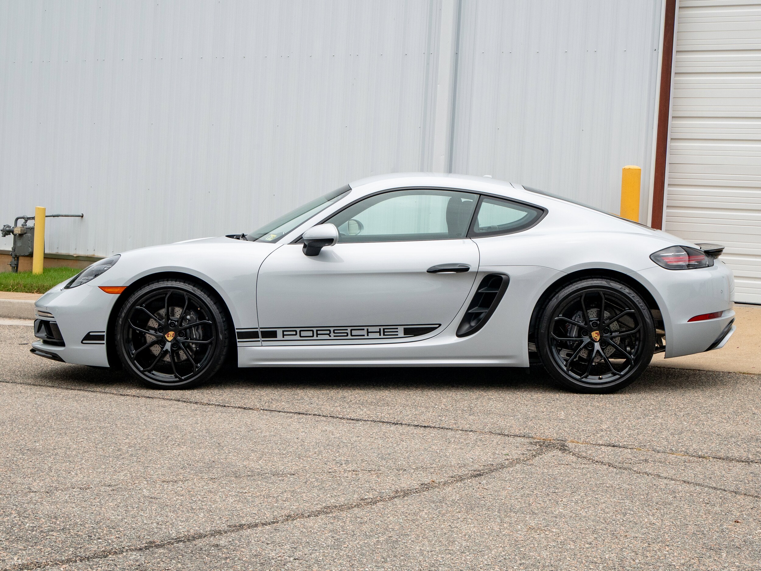 2024 Porsche Cayman photo 2