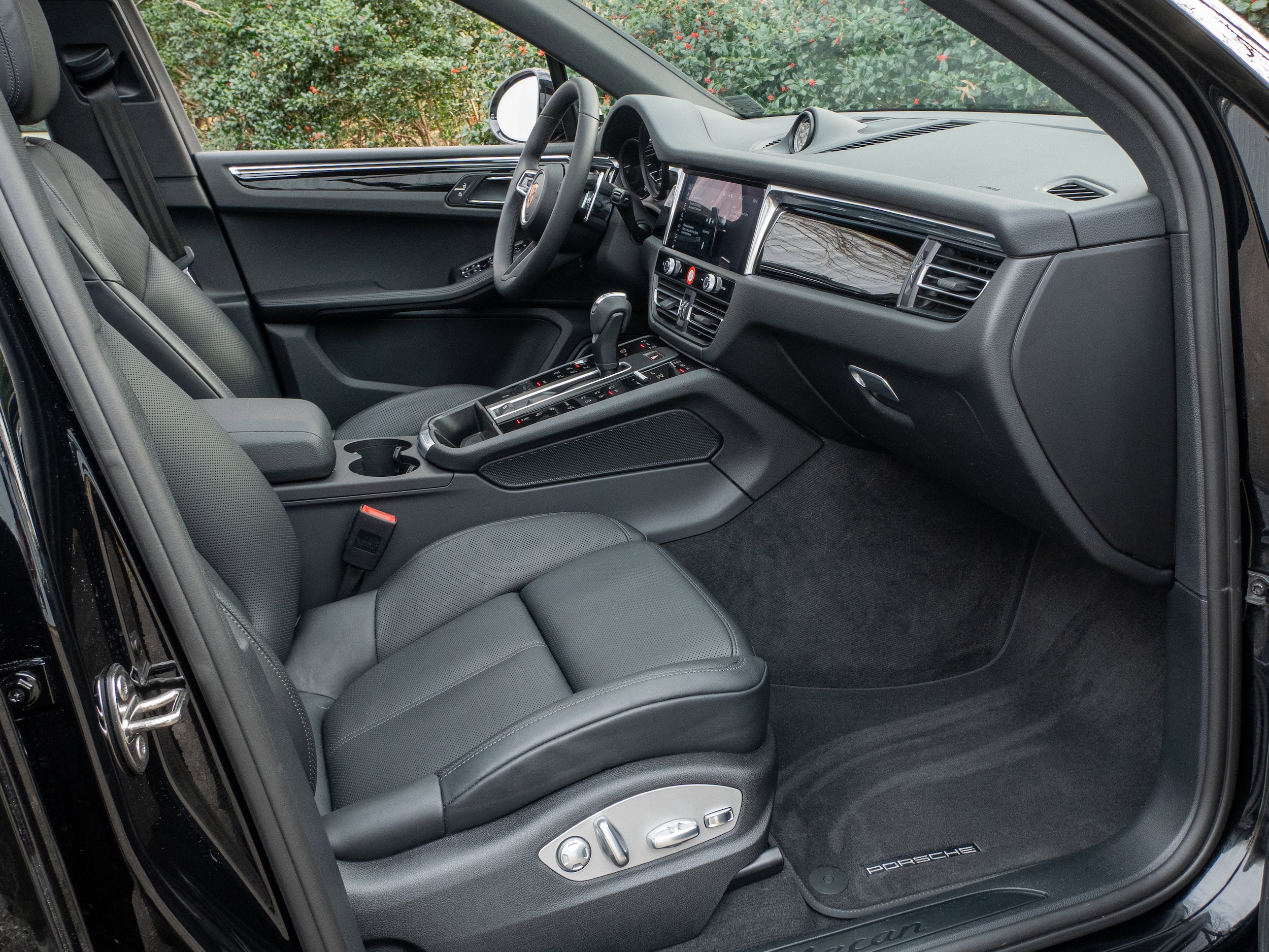 2025 Porsche Macan - Photo 29