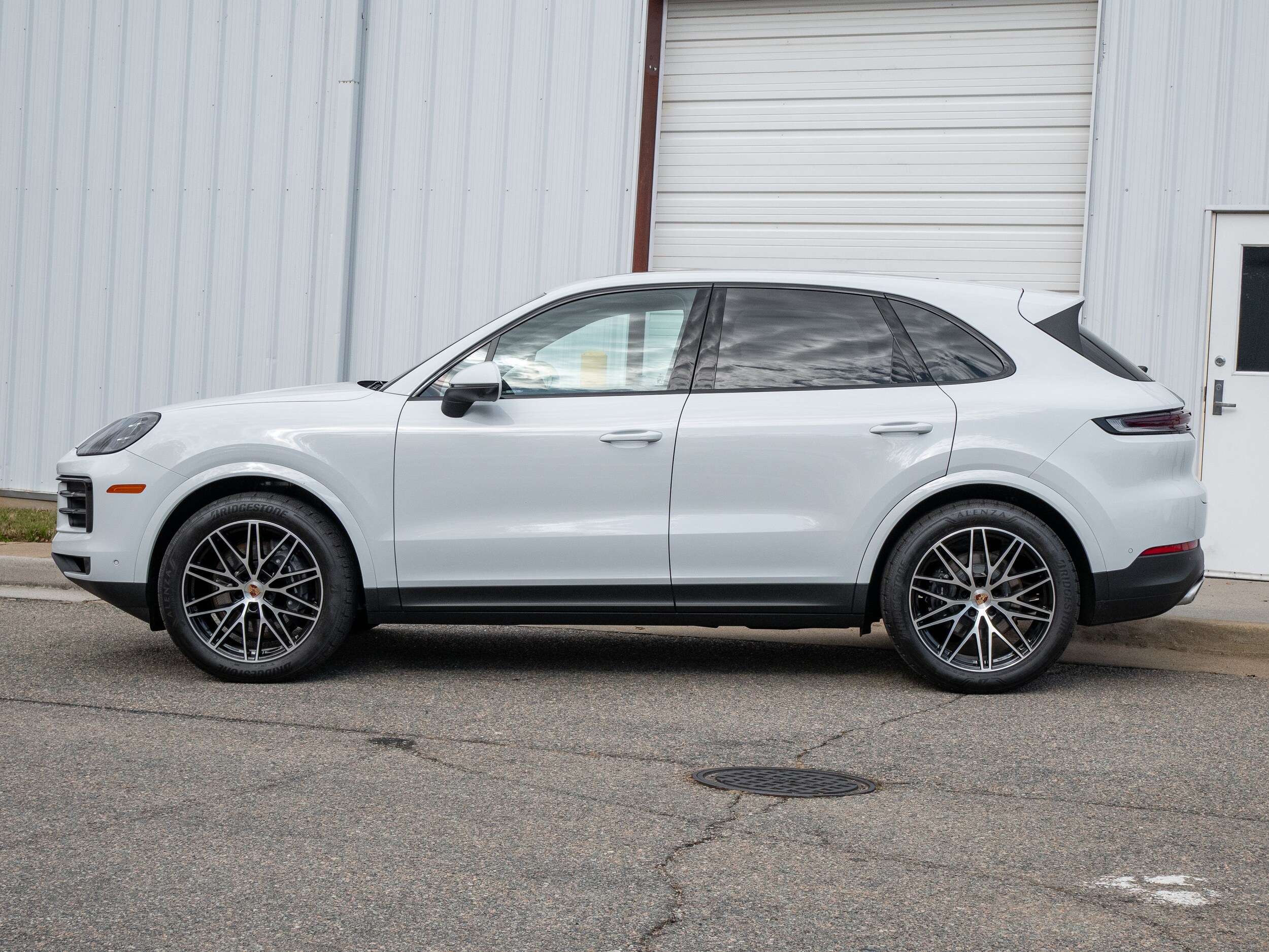 2025 Porsche Cayenne photo 2