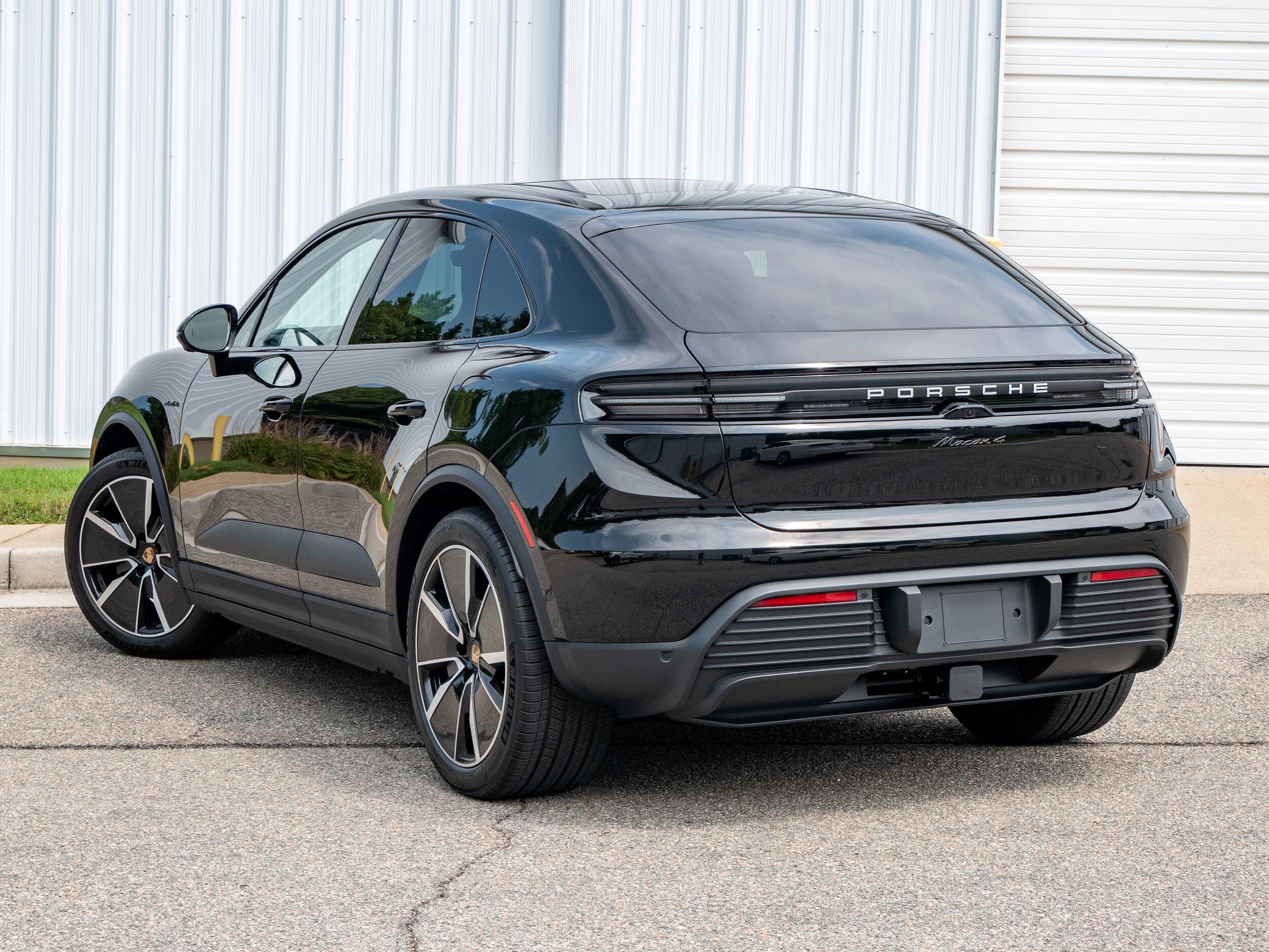 2025 Porsche Macan Electric 4 photo 3