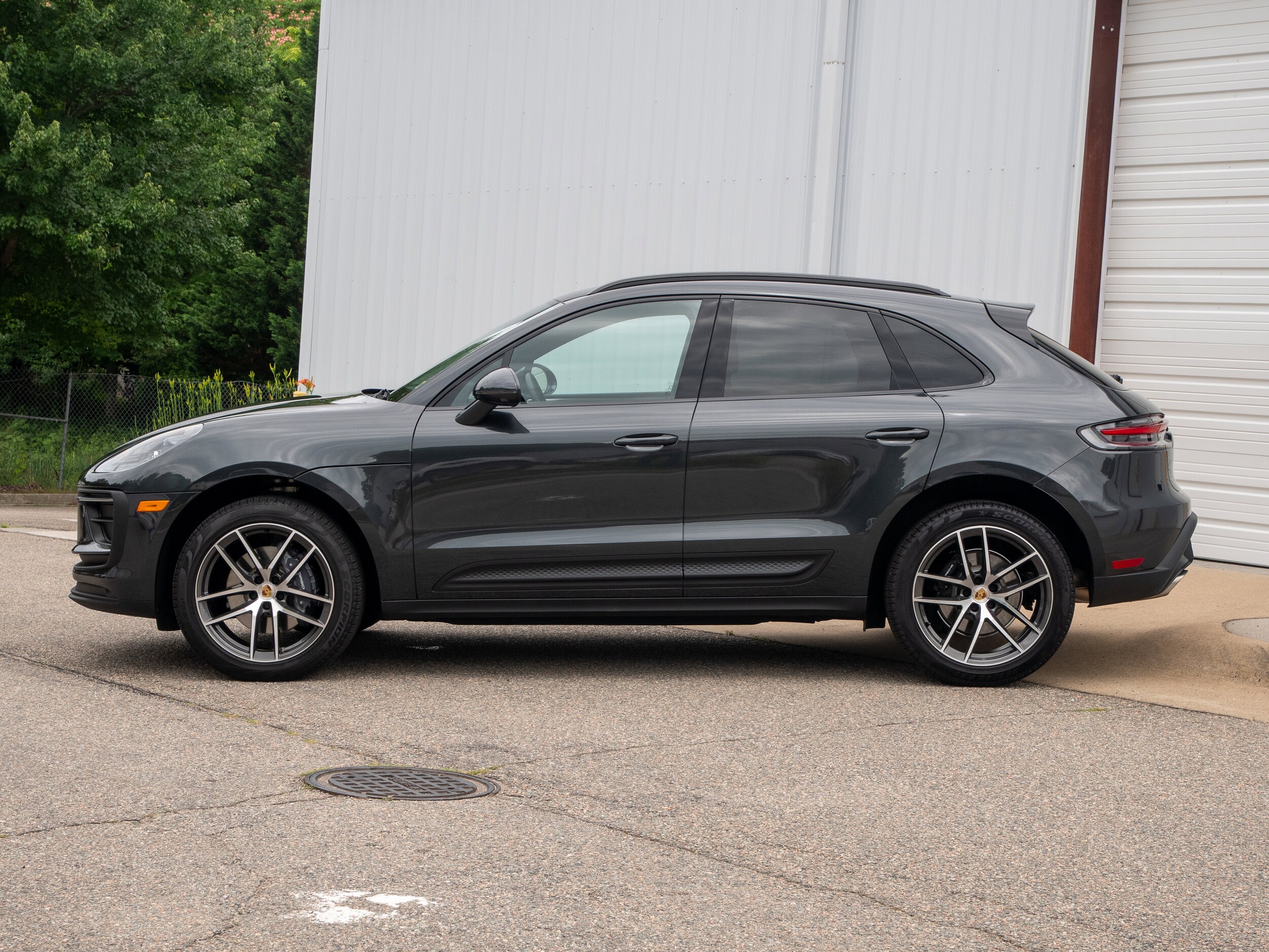 2025 Porsche Macan photo 2