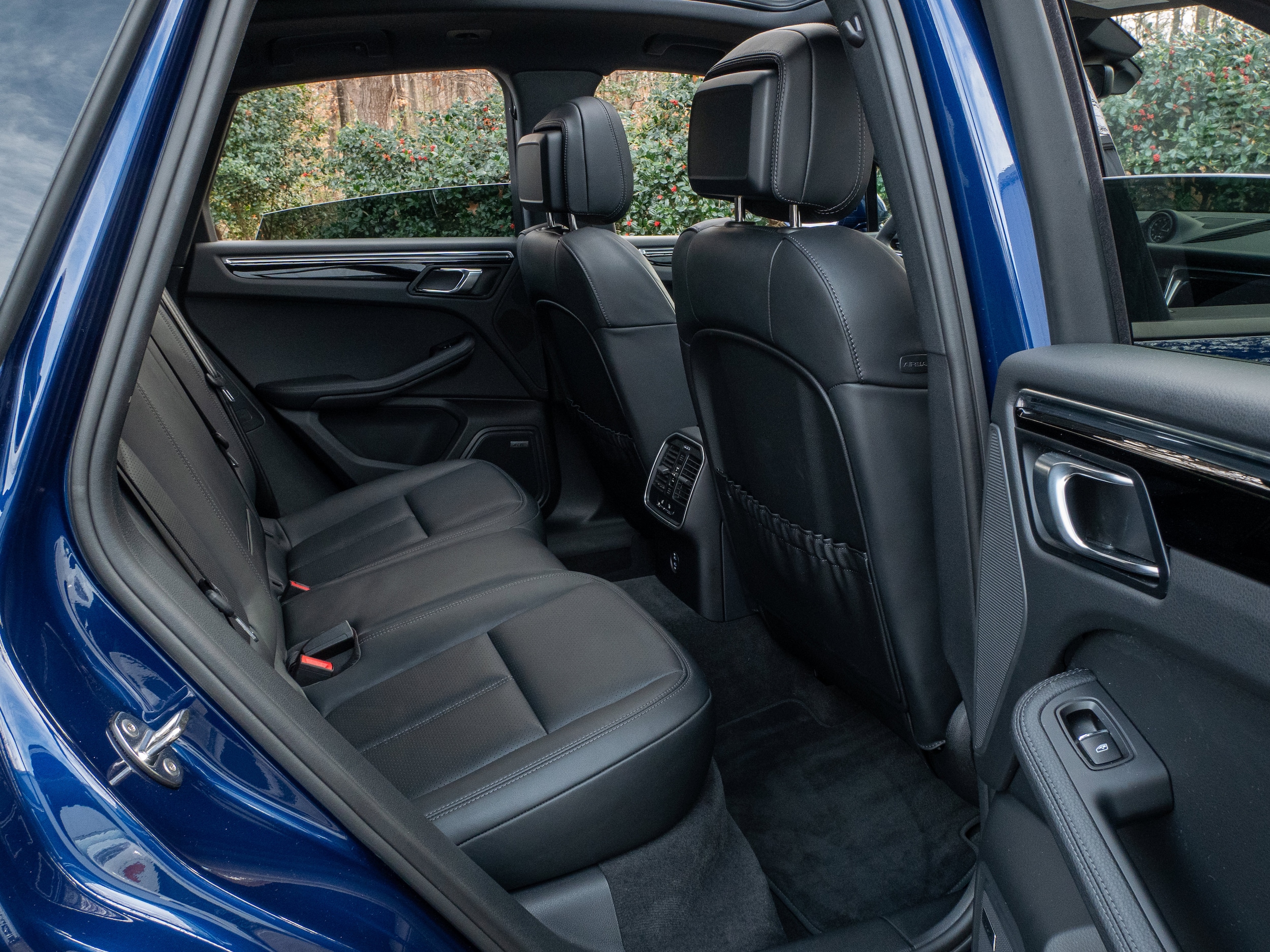 2025 Porsche Macan - Photo 40