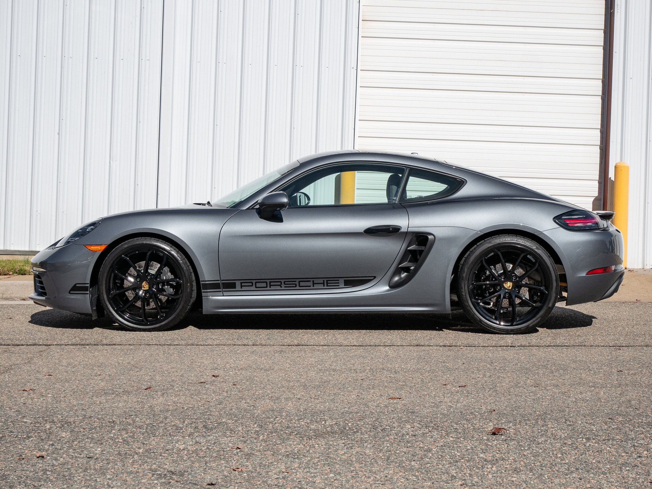 2025 Porsche Cayman Base photo 2