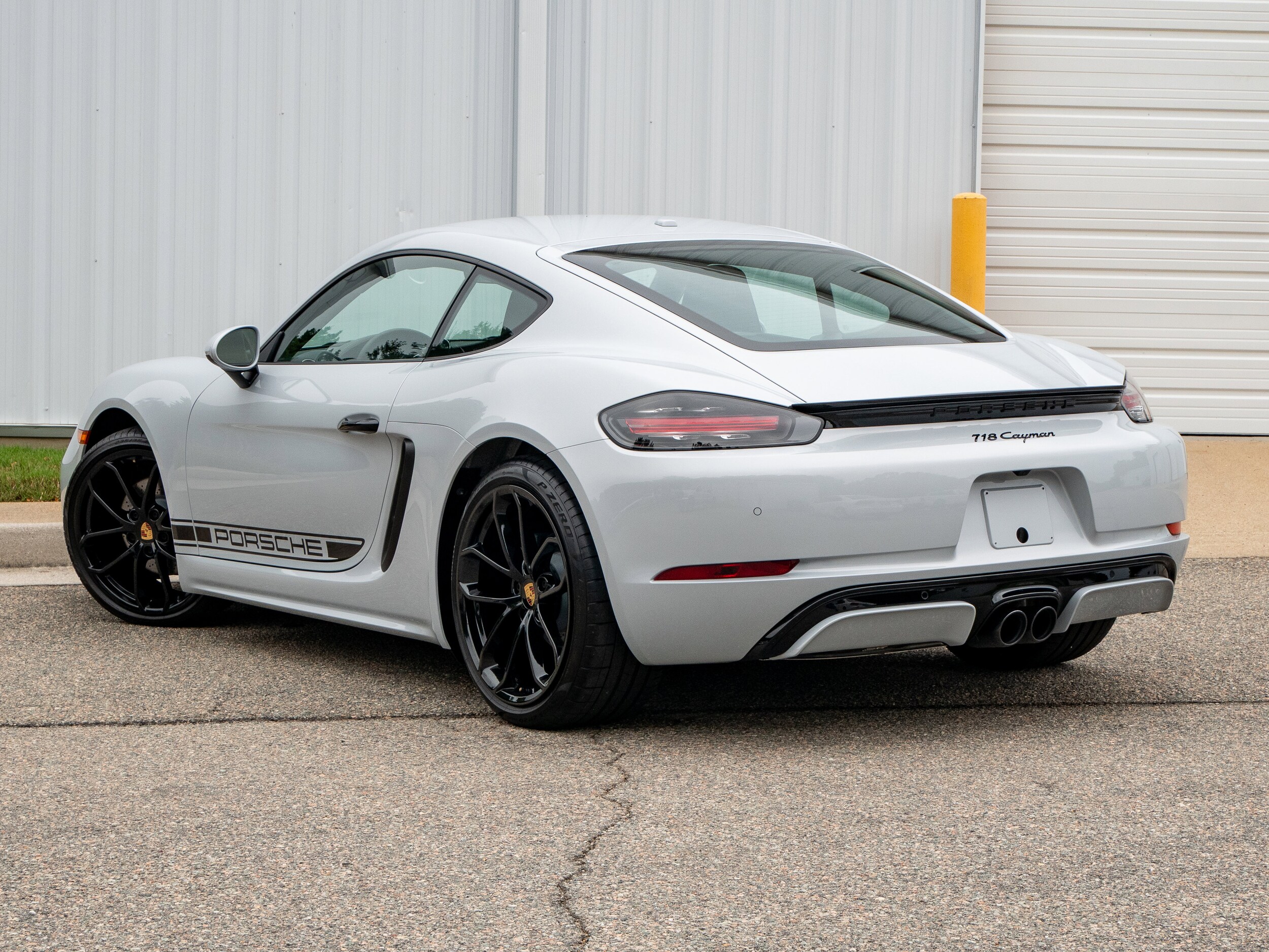 2024 Porsche Cayman photo 3