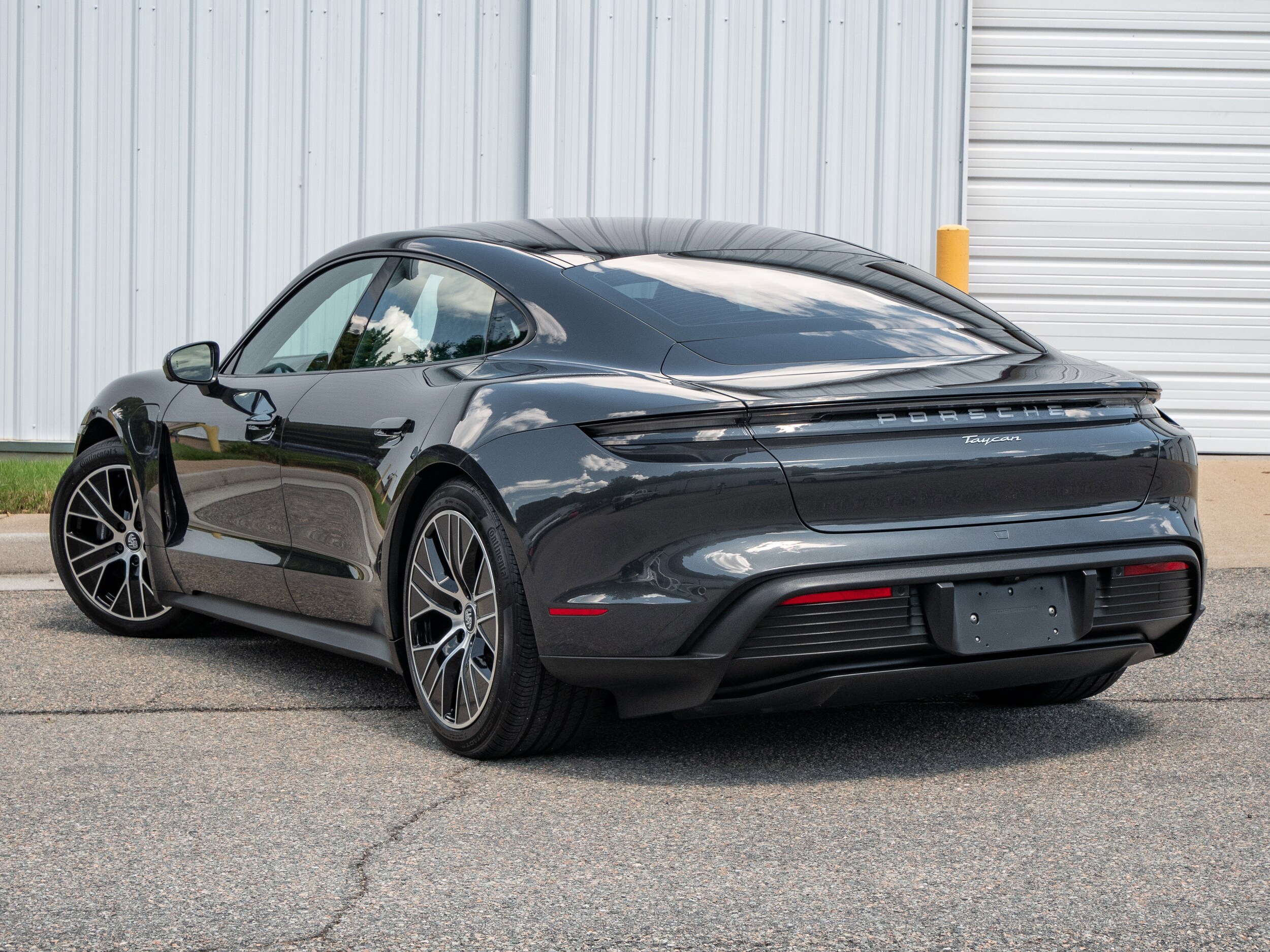 2022 Porsche Taycan photo 3