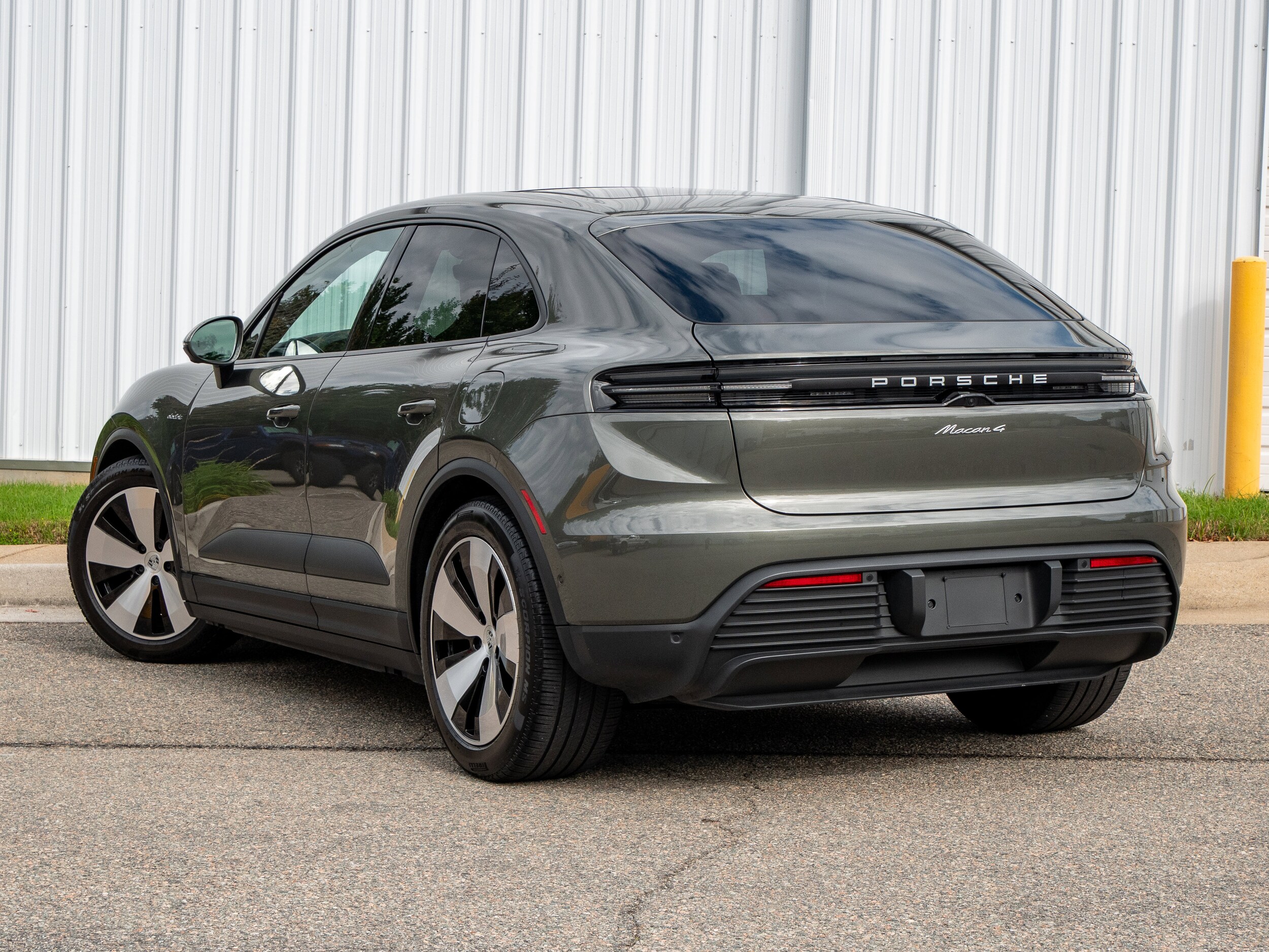 2024 Porsche Macan 4 Electric photo 3