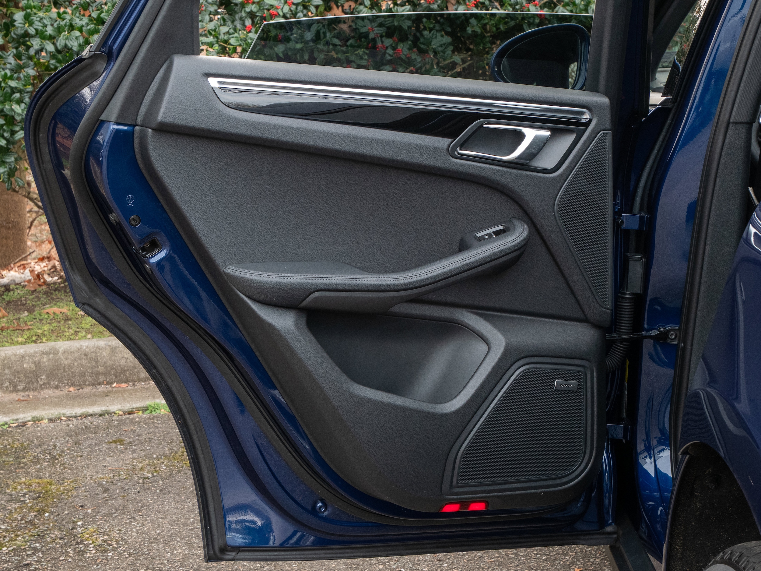 2025 Porsche Macan - Photo 36