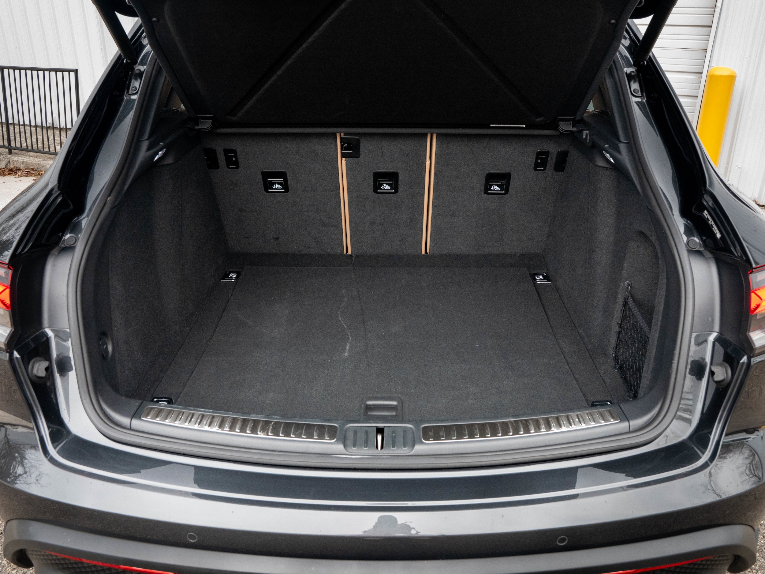 2025 Porsche Macan - Photo 40