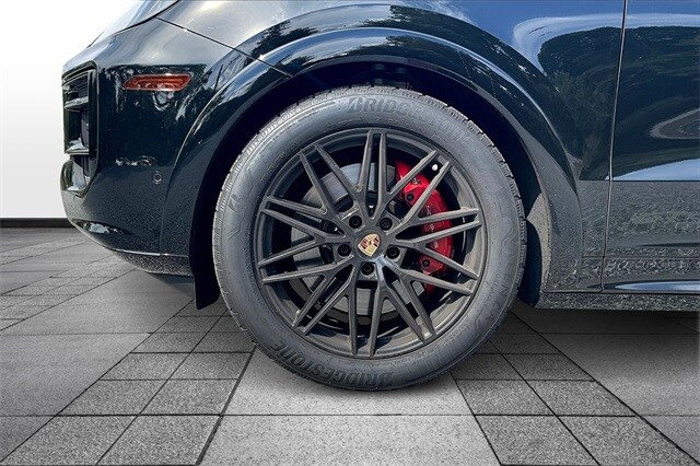 2025 Porsche Cayenne GTS photo 4