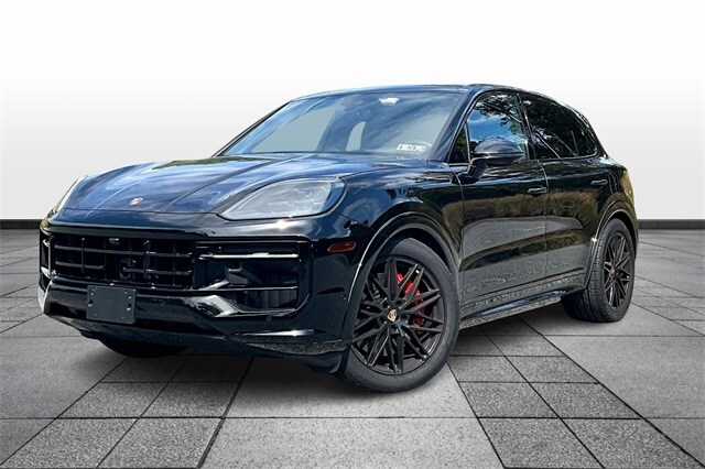 2025 Porsche Cayenne GTS photo 2