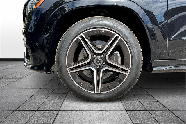 2024 Mercedes Benz GLS 450 4MATIC photo 3