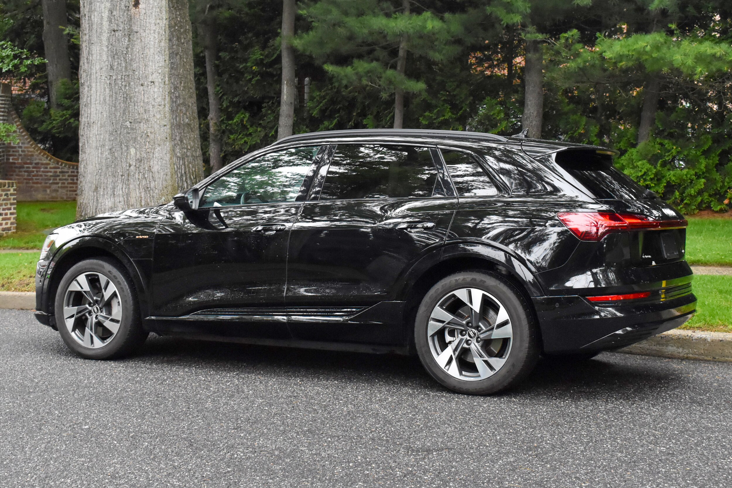 2021 Audi e-tron Premium photo 4