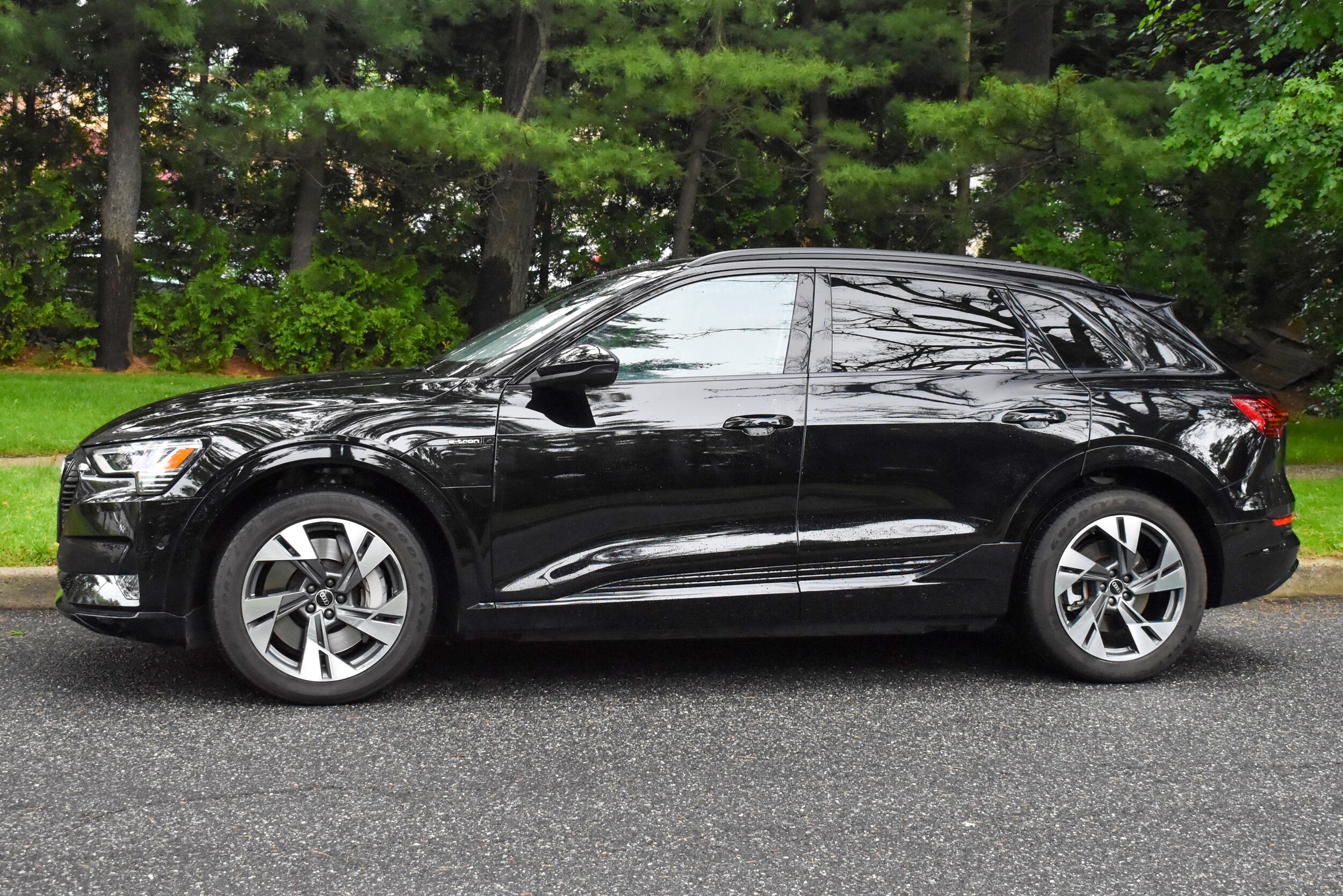 2021 Audi e-tron Premium photo 2