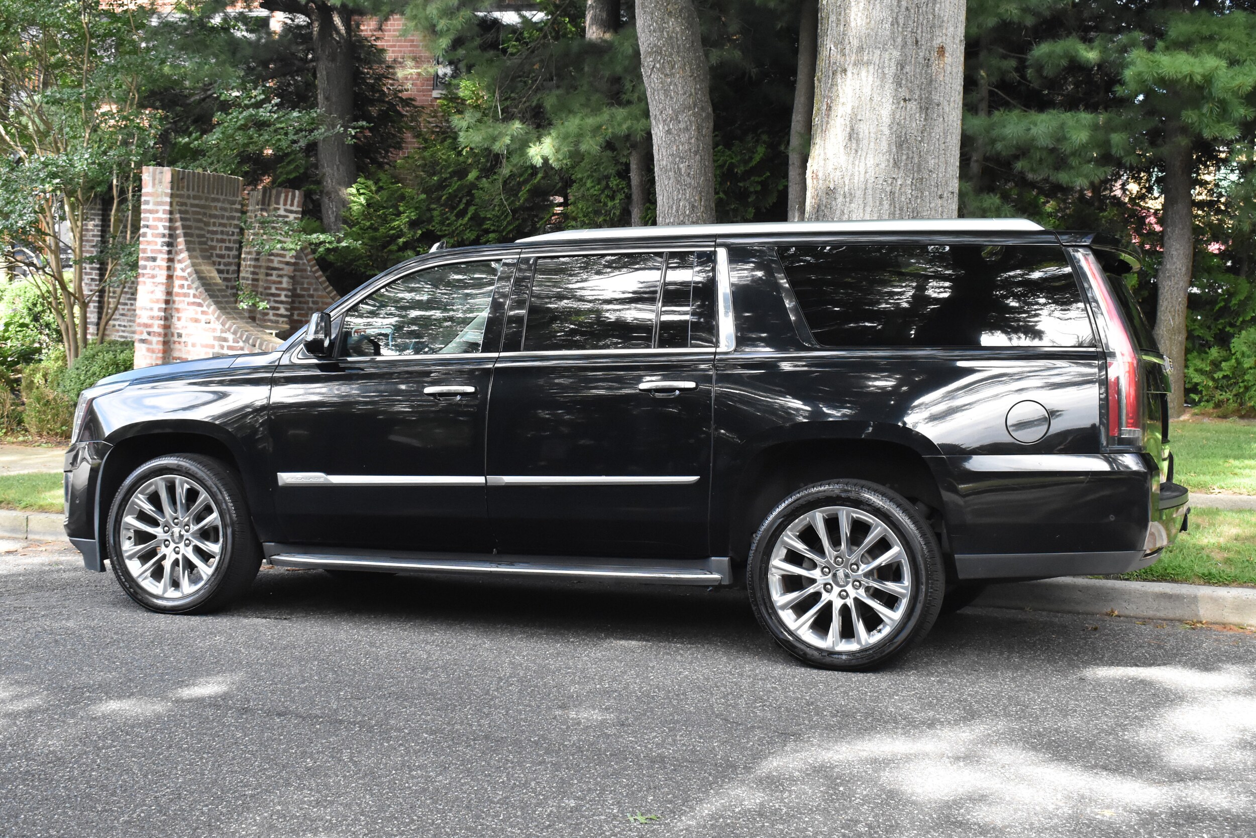 2018 Cadillac Escalade ESV Luxury photo 3