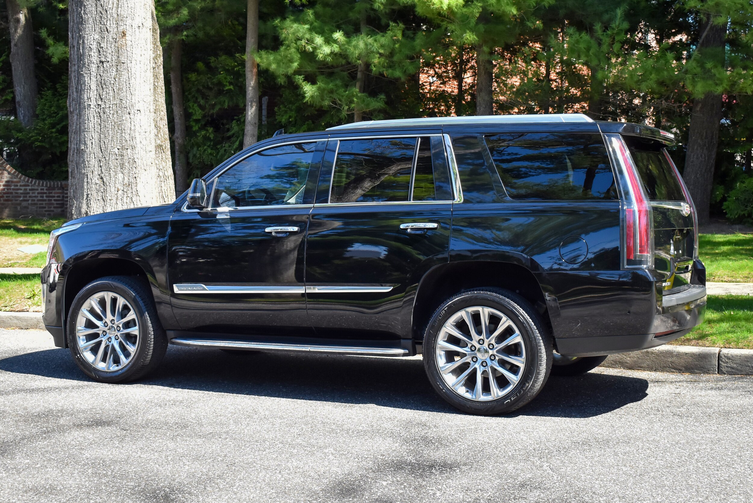 2019 Cadillac Escalade Luxury photo 4