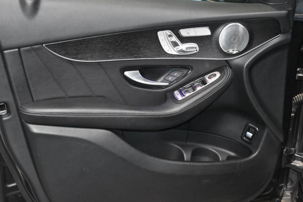 2021 Mercedes Benz GLC 300 photo 3