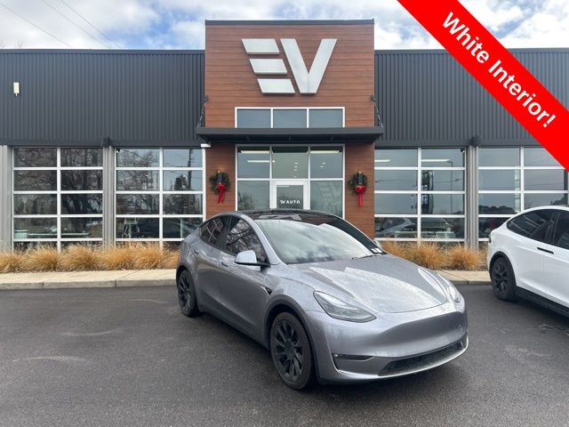 2025 Tesla Model Y Long Range's photo