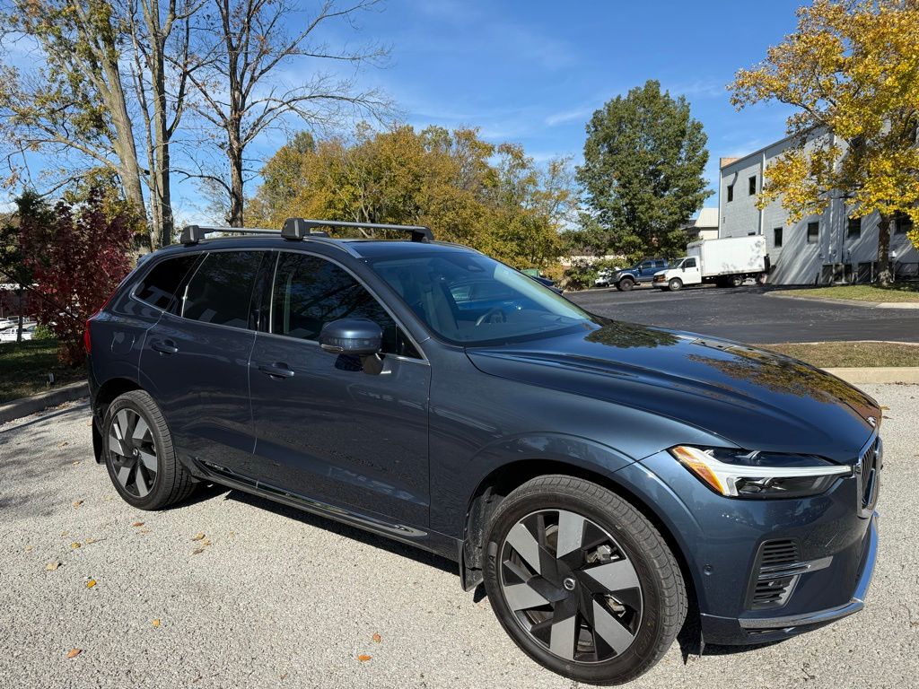 2023 Volvo XC60 Recharge Hybrid Ultimate photo 3
