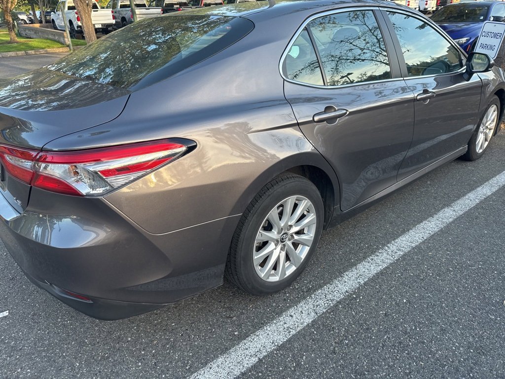 2018 Toyota Camry LE photo 3