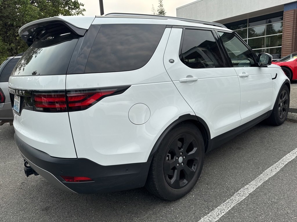 2022 Land Rover Discovery S photo 2