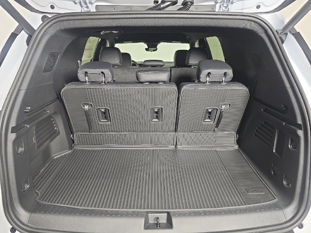 2027 Chevrolet Traverse LT - Photo 29