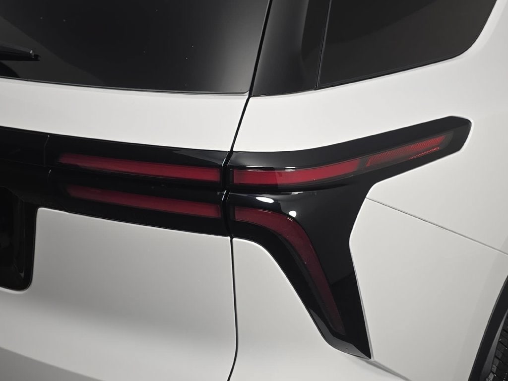2027 Chevrolet Traverse LT - Photo 28