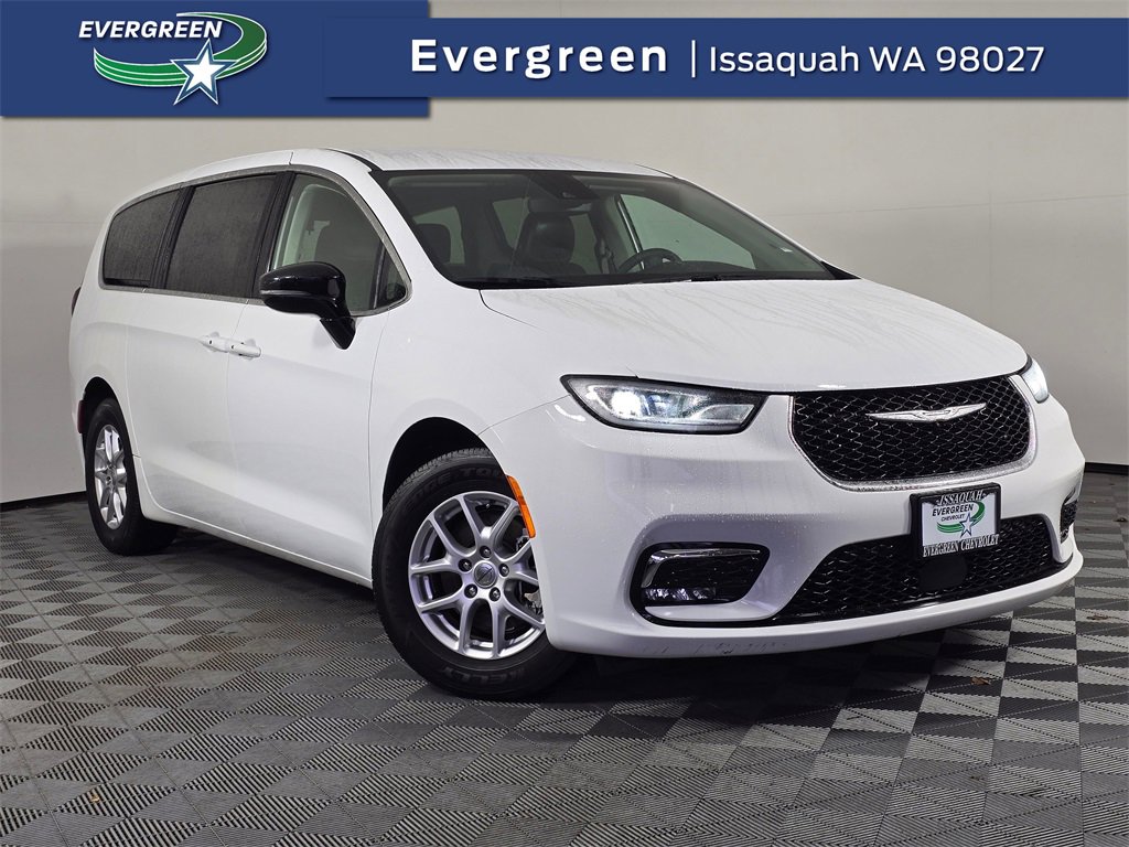 2024 Chrysler Pacifica Touring L's photo