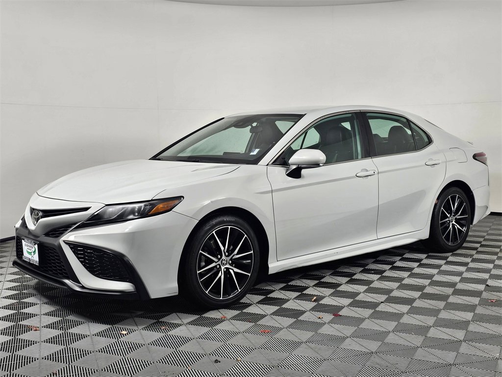 2022 Toyota Camry SE photo 3