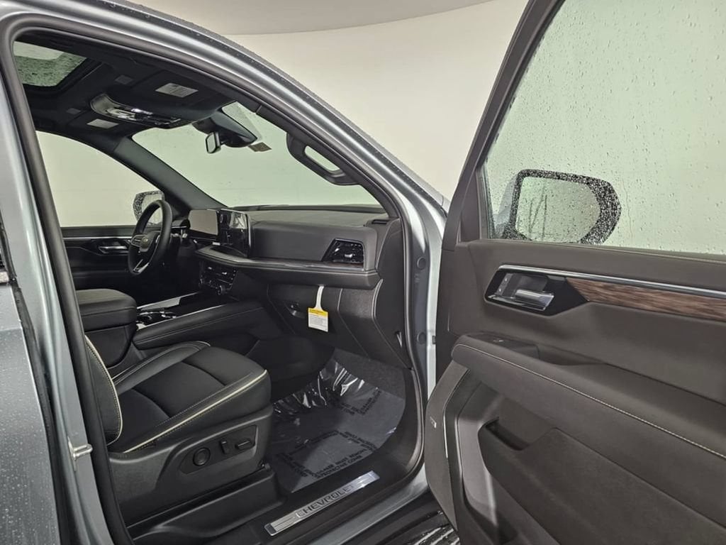 2026 Chevrolet Suburban Premier - Photo 12