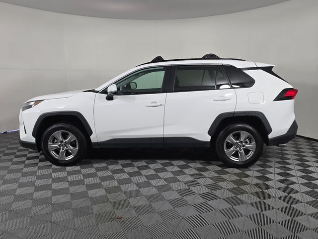 2024 Toyota RAV4 XLE photo 3