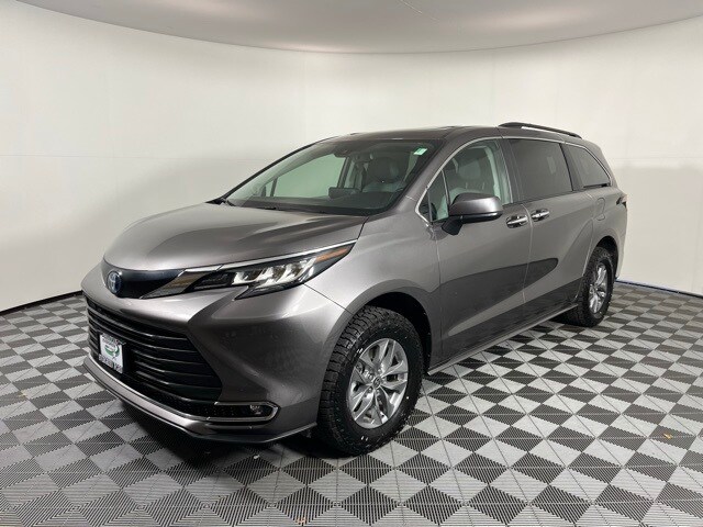2022 Toyota Sienna XLE photo 3
