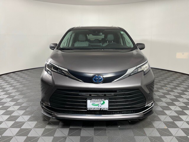 2022 Toyota Sienna XLE photo 2