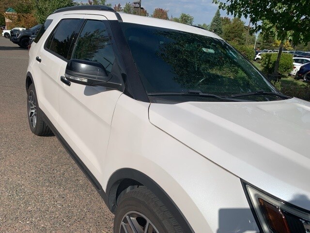 2016 Ford Explorer Sport photo 2