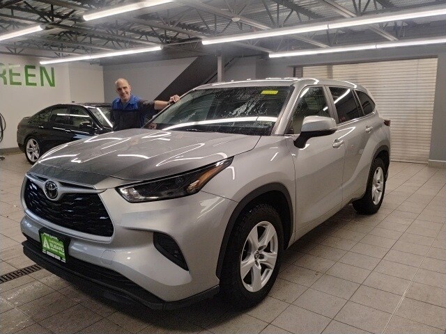 2023 Toyota Highlander L photo 3