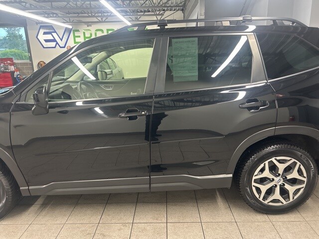 2023 Subaru Forester Premium photo 4
