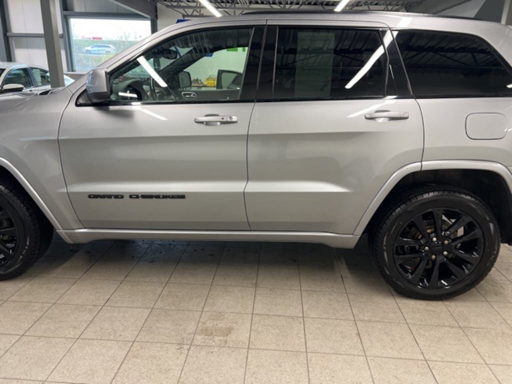 Used 2017 Jeep Grand Cherokee Altitude SUV