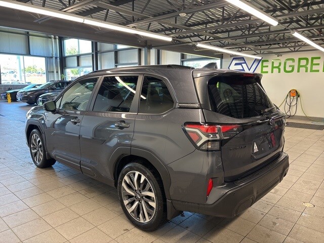 2025 Subaru Forester Touring photo 4