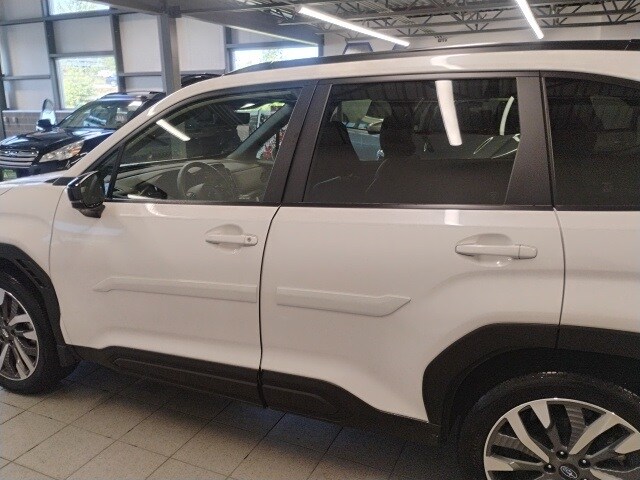 2025 Subaru Forester Touring photo 3