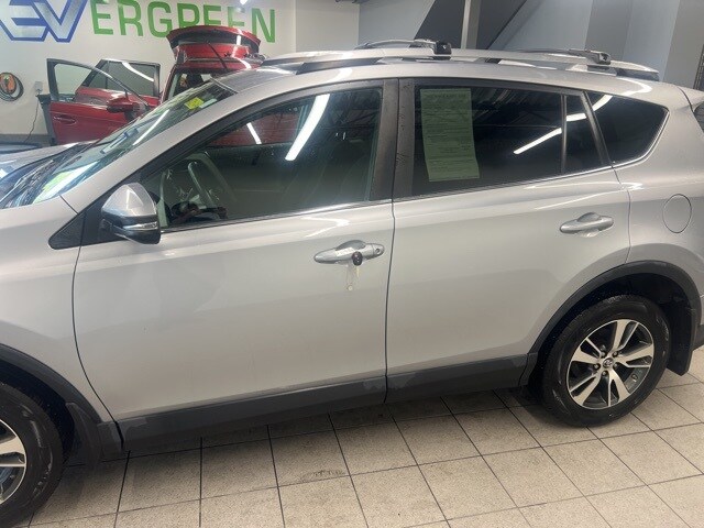 2017 Toyota RAV4 XLE photo 4