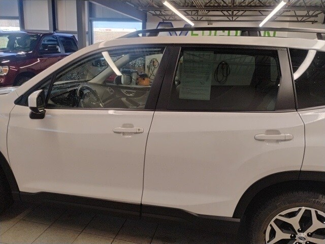 2023 Subaru Forester Premium photo 3