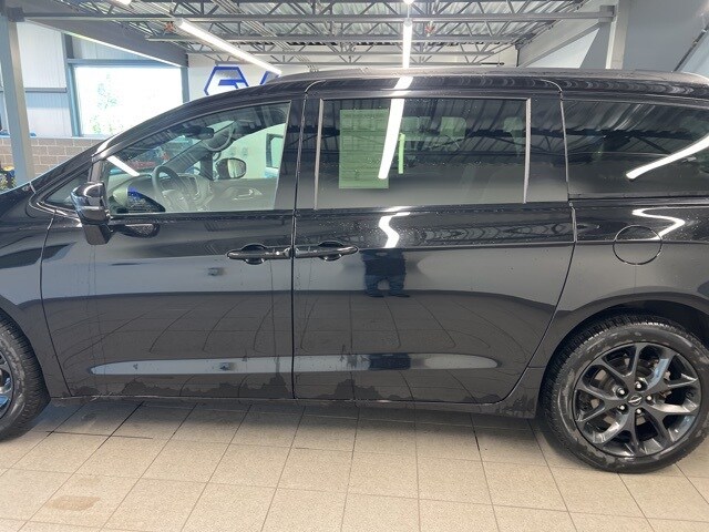 2024 Chrysler Pacifica Limited photo 4