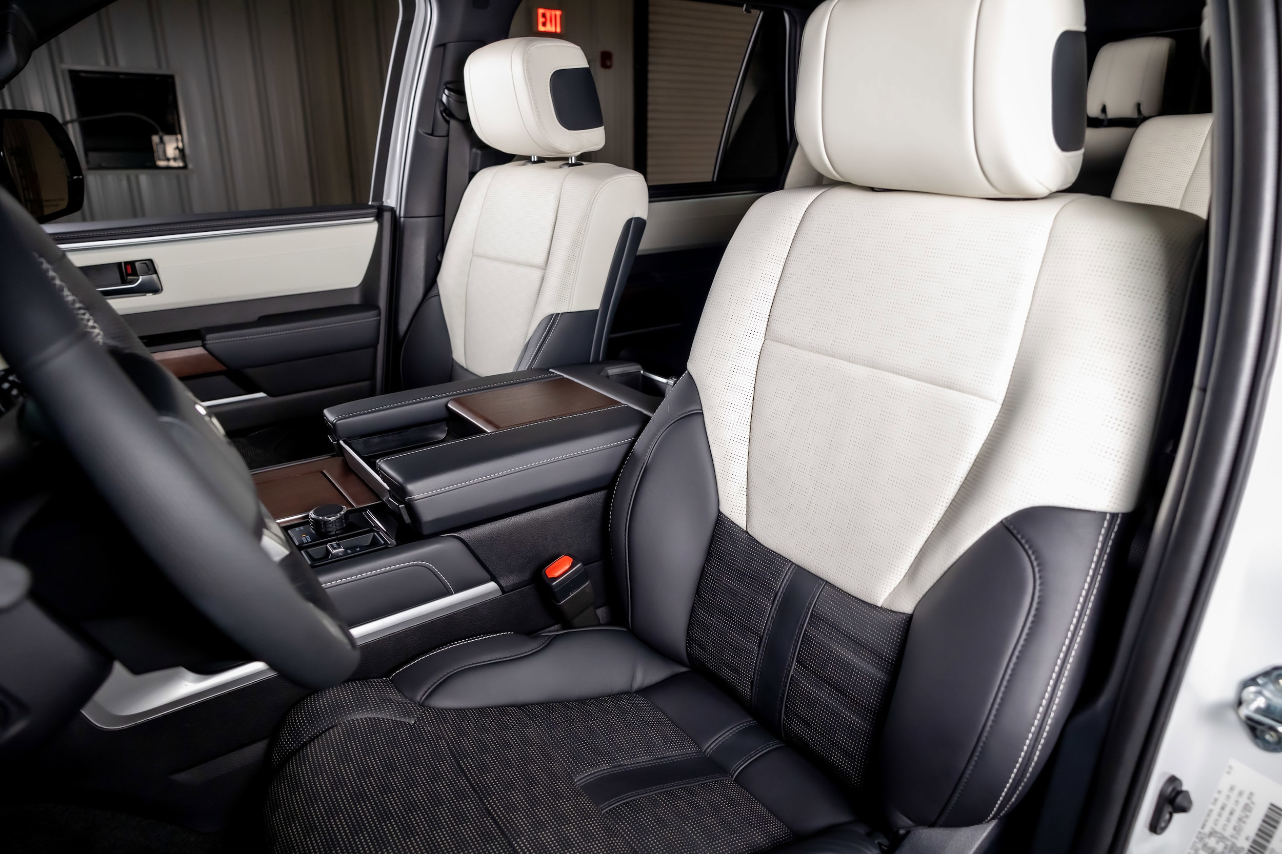 2025 Toyota Sequoia Capstone photo 4